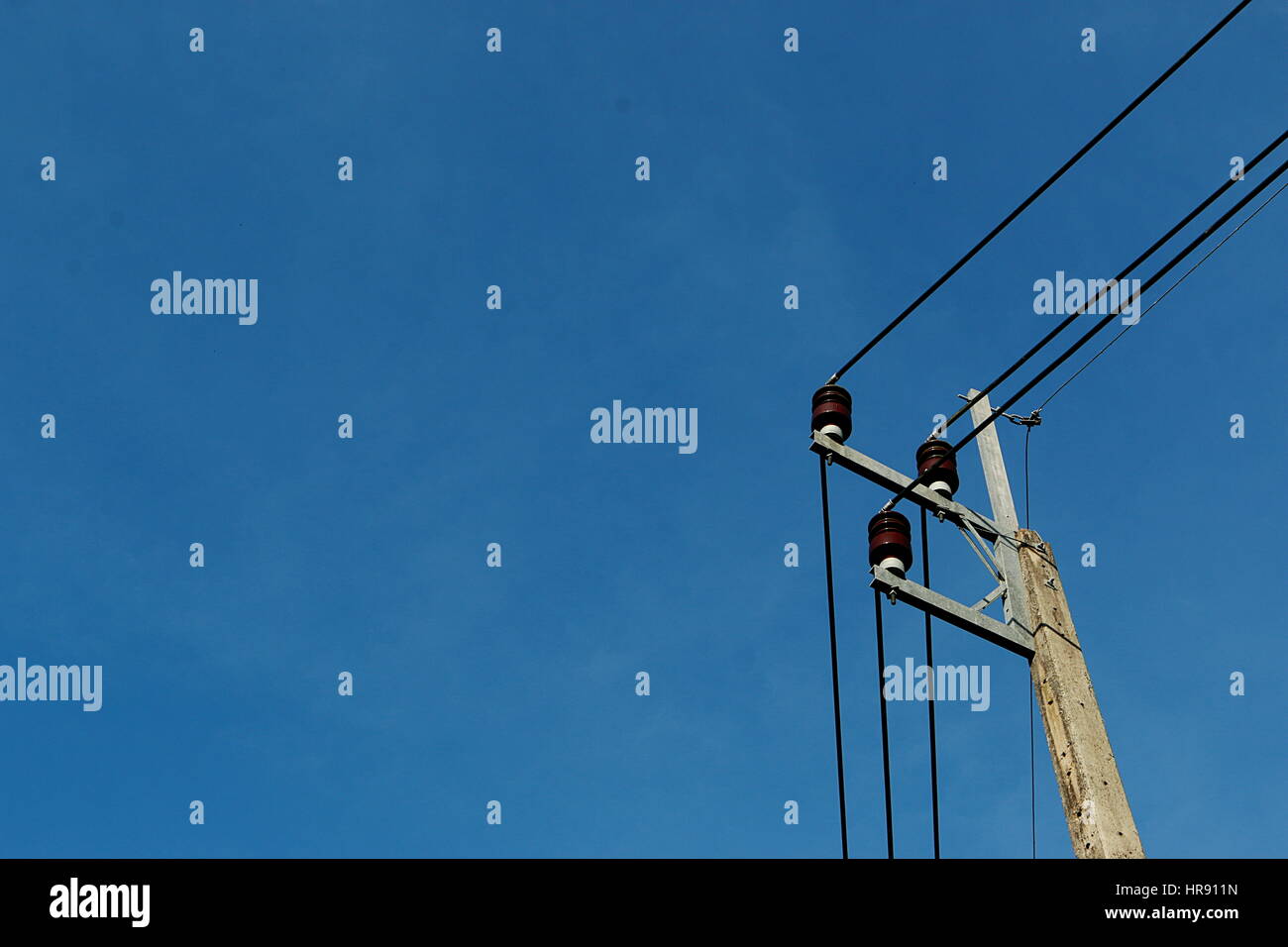 Stromleitungen und Polen gegen einen tiefblauen Himmel. Viel Platz für text Stockfoto