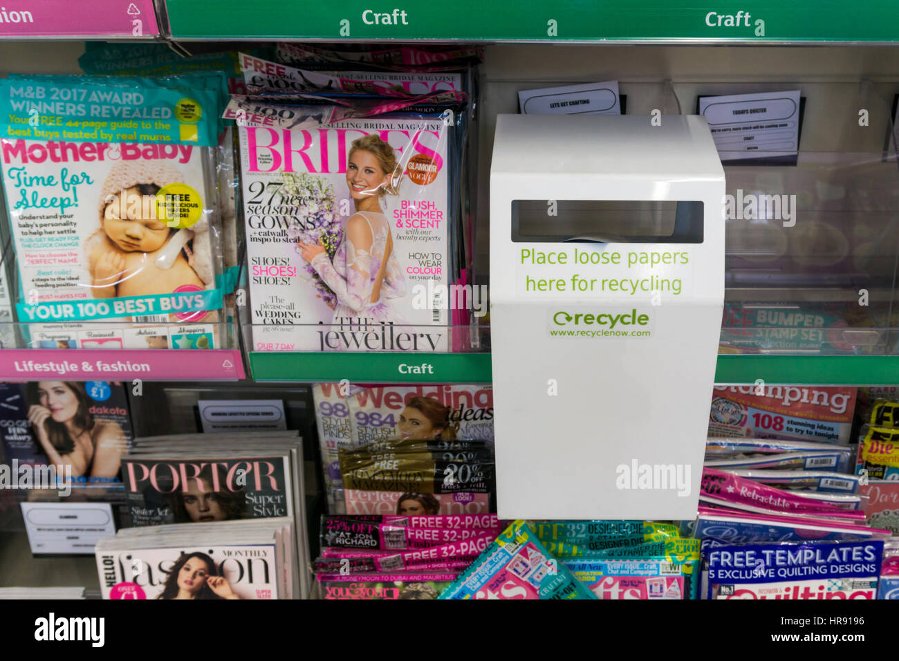 Eine kleine gelbe Tonne im Supermarkt Magazin Seitenschiff.  Für die Hinterlegung von unerwünschten lose anzeigen, Prospekte usw. eingefügt in Zeitschriften. Stockfoto