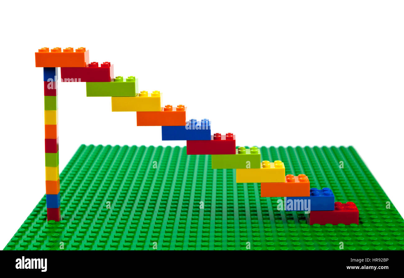 Bunte Lego Ziegelbau der Treppe oder Bildmaterial auf einer grünen Lego-Grundplatte. Stockfoto