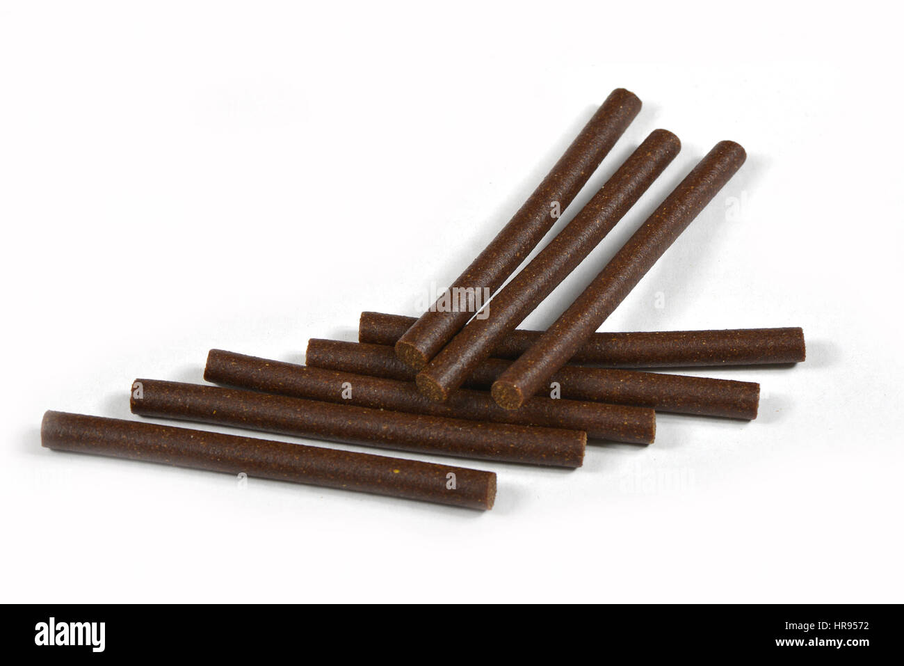 PET und Tiernahrung für Hunde und Katzen: Trockenfutter, Trockenfutter, Knochen, Knochen, Stöcke, Leder, Cookies, Penisse, Ohren, Sehnen Stockfoto