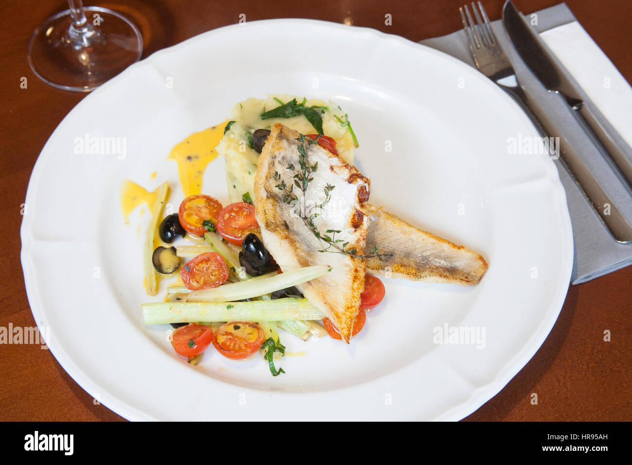 Meeresfrüchte mit Nudeln, Paprika, Salat, toast Stockfoto