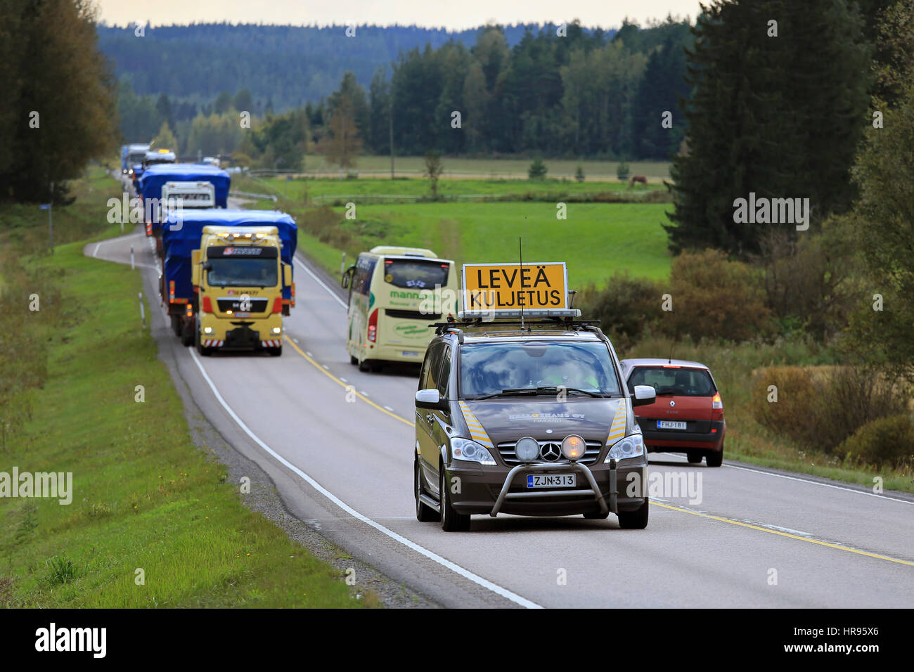 JAMSA, Finnland - 1. September 2016: Mercedes-Benz Sprinter Begleitfahrzeug führt Konvoi der übergroßen Last Transporte entlang der Autobahn in Mittelfinnland. Stockfoto