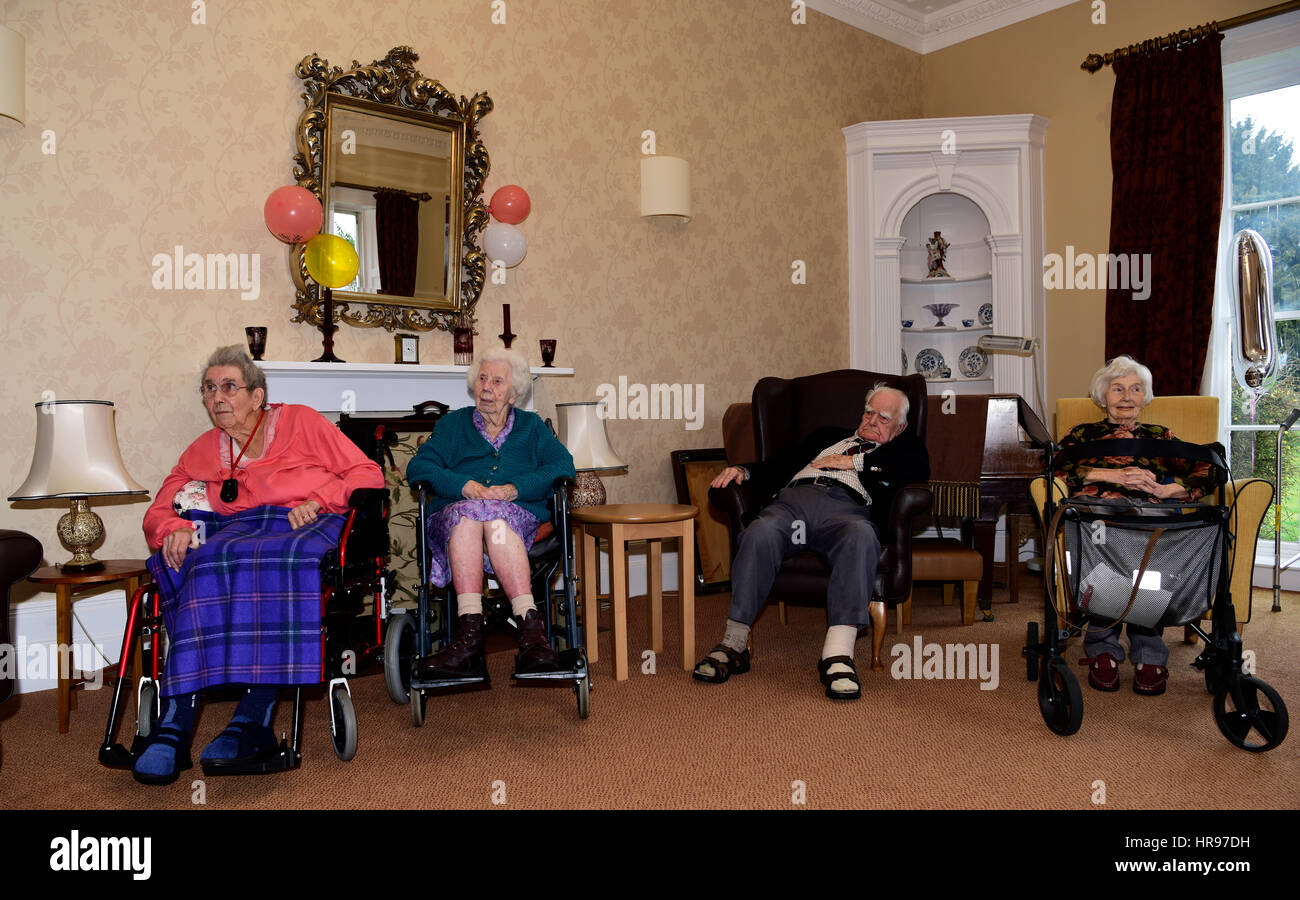 Ältere Menschen, die Entspannung in einem Pflegeheim, Alton, Hampshire, UK. 26. Februar 2017. Stockfoto