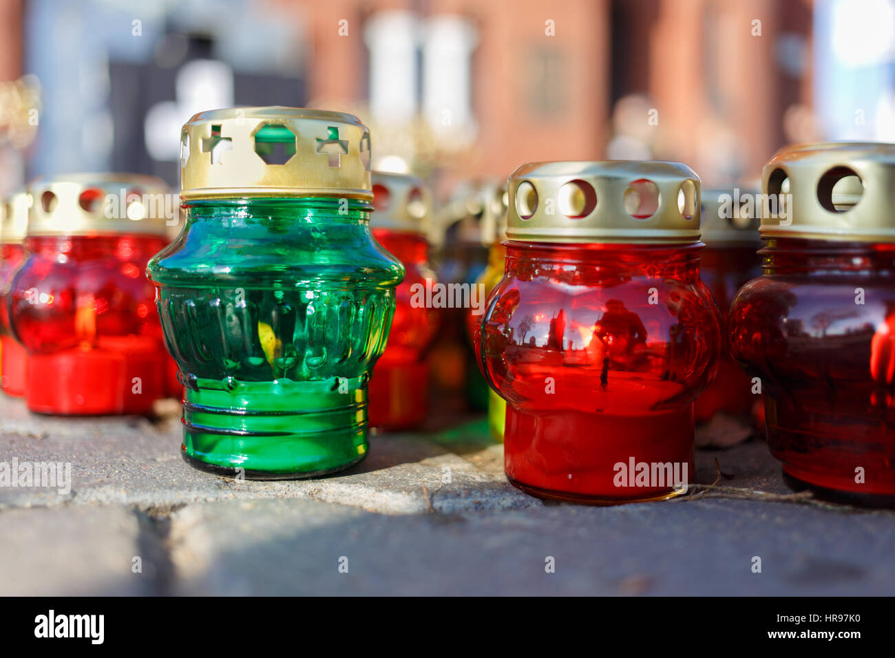 Kirche-Leuchter mit brennenden Kerzen. Eine grüne Farbe ist andere sind rot. Stockfoto