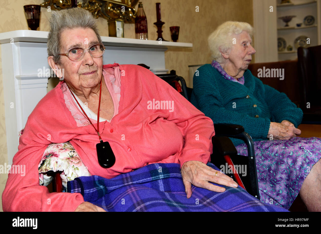 Zwei ältere Frauen entspannen in einem Pflegeheim, Alton, Hampshire, UK. 26. Februar 2017. Stockfoto