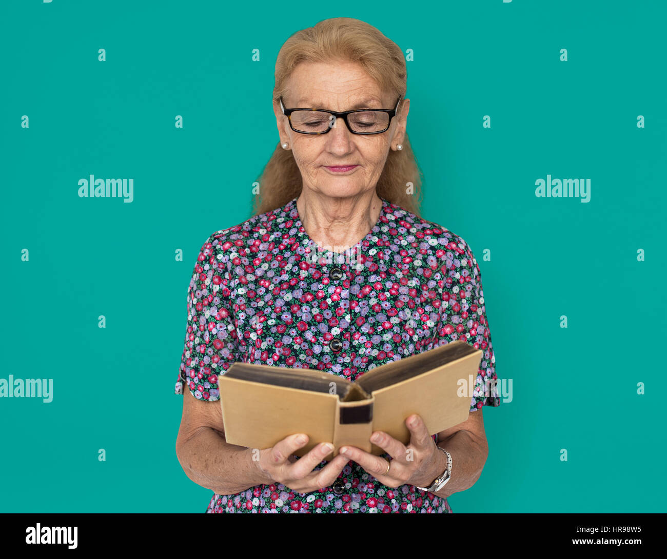 Kaukasische Frau Lesung Buch Konzept Stockfoto