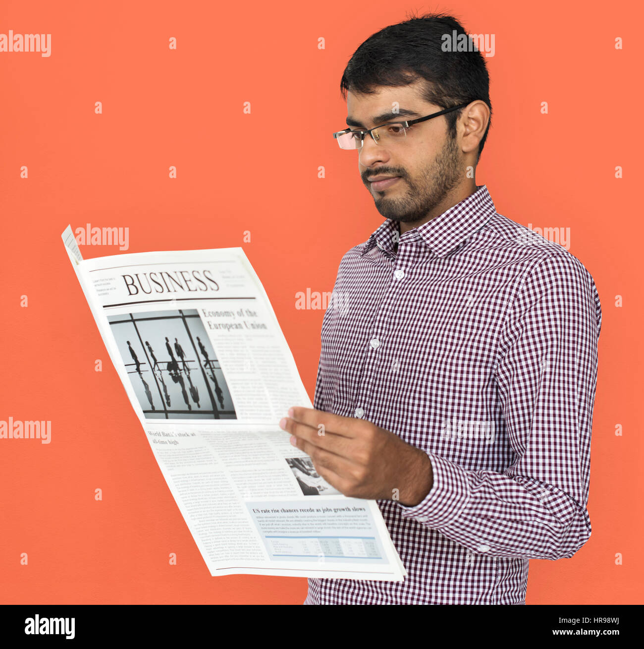 Indischer Mann lesen Zeitung Konzept Stockfoto