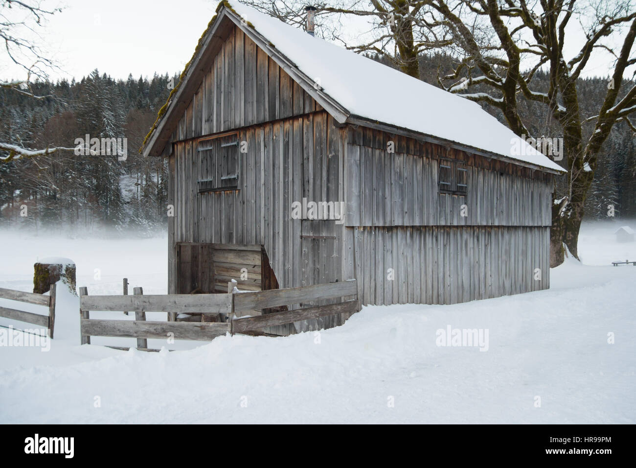 Holzhaus im Schnee bedeckt Land Stockfoto