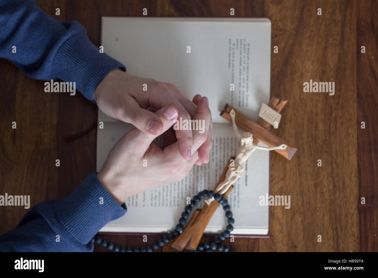 Betende Hände mit Bibel Stockfoto