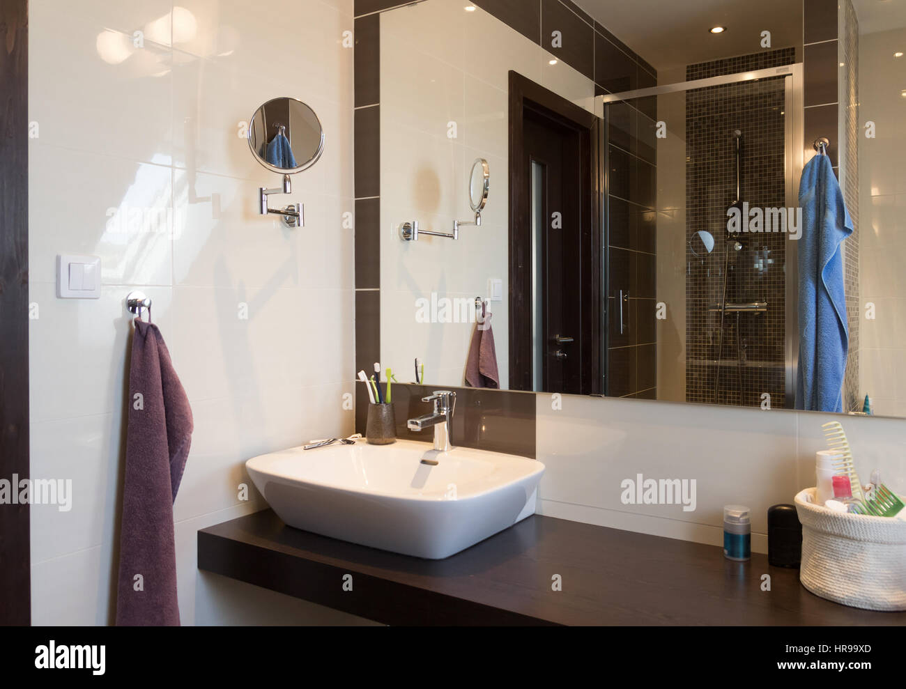moderne Badezimmer-Spiegel Stockfoto