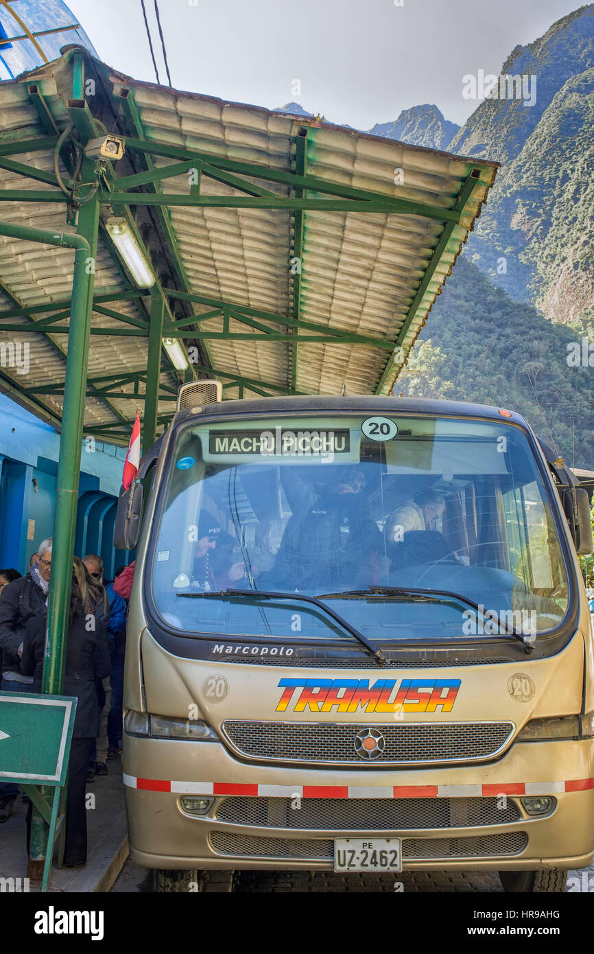 Eines der vielen Busse, die Touristen von Agua Calientes nach Machu Picchu in Peru Tourismus bringen haben zwei Möglichkeiten, die Gipfel von Machu Picchu zu erreichen. E Stockfoto