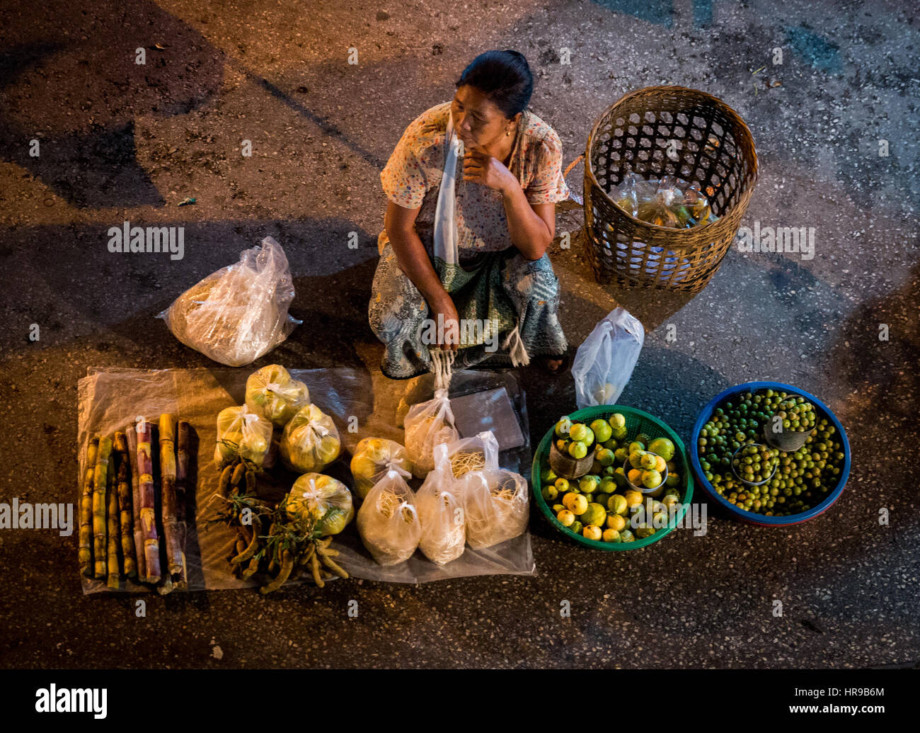 Luftaufnahme von Frau verkaufen produzieren Warorot Markt (AKA Kad Luang) in Chiang Mai, Thailand. Stockfoto