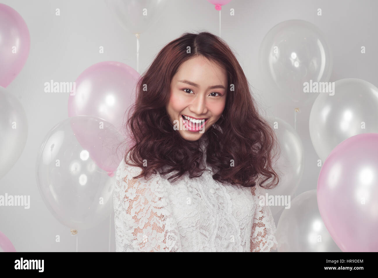 Asiatische Schönheit Mode Frau mit Pastell Luftballons Stockfoto