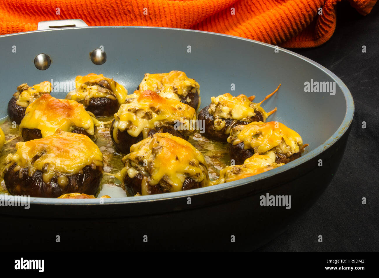 Königliche gefüllte Champignons Champignons mit Käse in der Pfanne gebacken Stockfoto