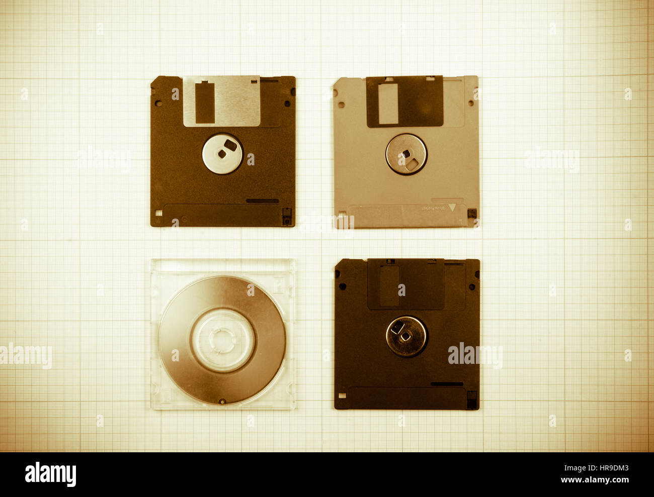 Vintage-Hintergrund - Computer-Disketten und Mini-CD auf dem Bauplan Papier, getönt Stockfoto