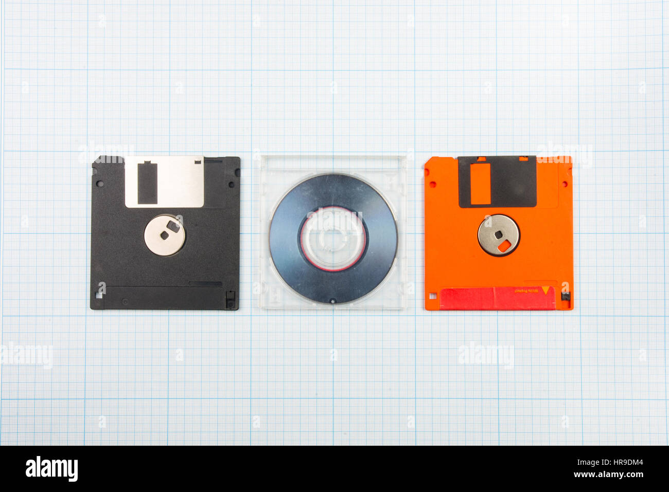 Vintage-Hintergrund - Computer-Disketten und Mini-CD auf dem Bauplan Papier, getönt Stockfoto