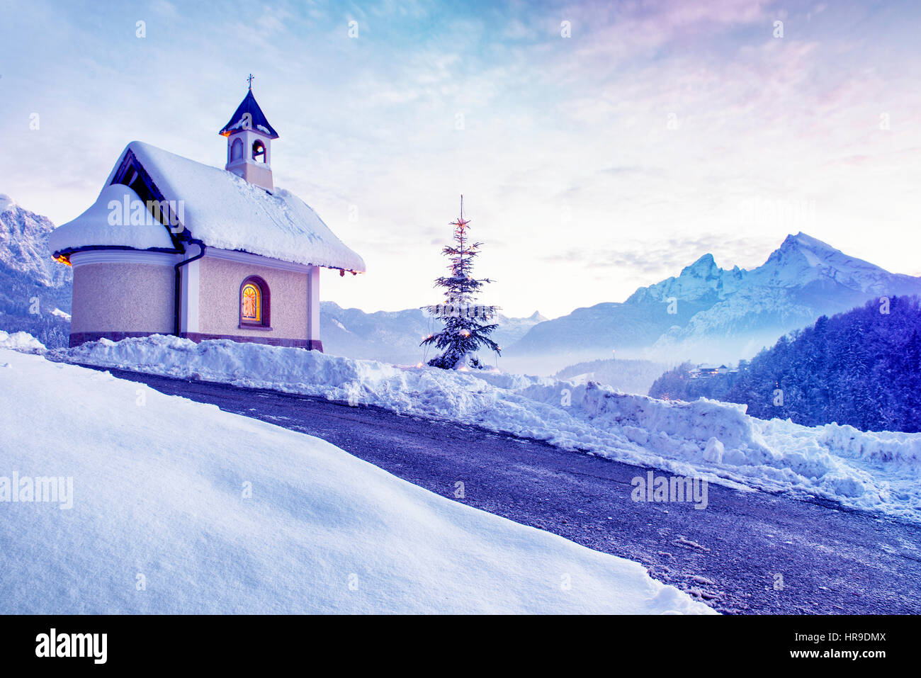 Berge kirche weihnachten -Fotos und -Bildmaterial in hoher Auflösung
