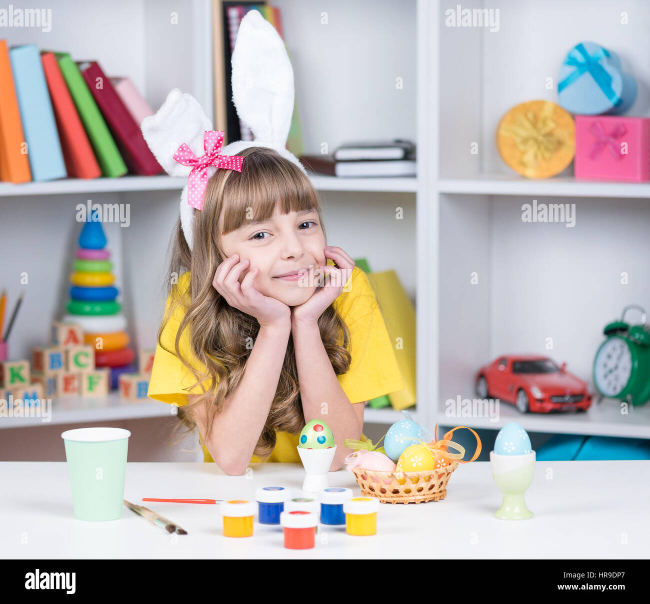 Niedliche kleine Mädchen tragen Hasenohren am Ostersonntag. Kind, Spaß haben und feiern fest. Stockfoto