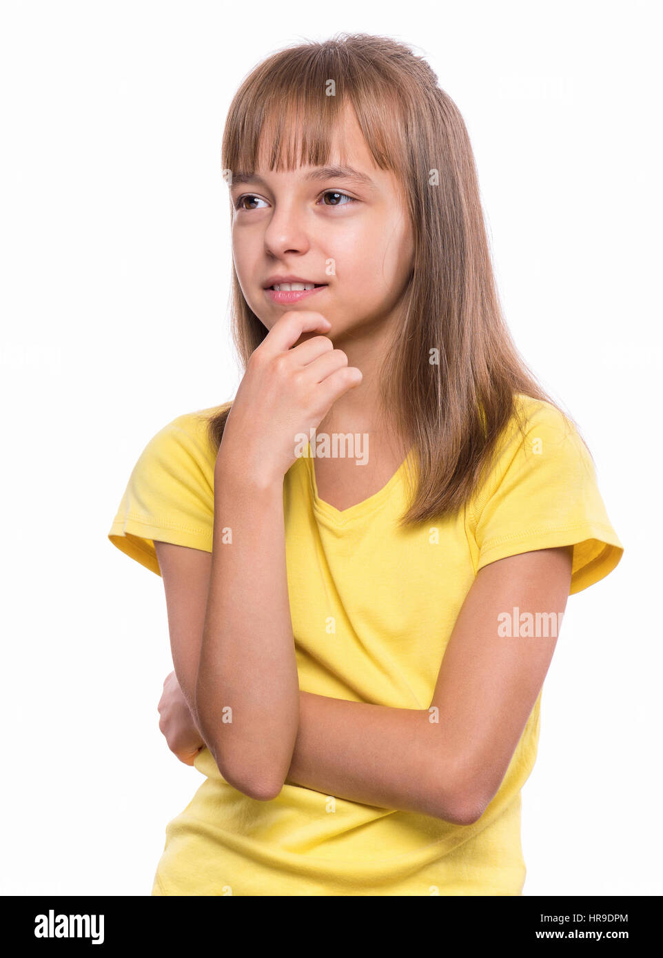 Emotionale Brustbild des Kaukasischen Mädchen mit gelben T-shirt, wird sie lachen und sah sehr glücklich. Glücklich Schulmädchen wegsehen. Lustig Stockfoto