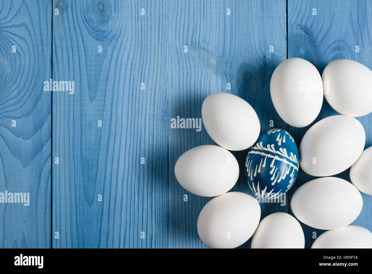 Gruppe von Eiern auf der blauen hölzernen Oberfläche. Ostern-Konzept. Stockfoto