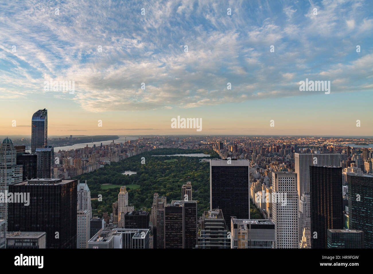 Central Park gesehen von der Spitze des Felsens in New York City bei Dämmerung Stockfoto
