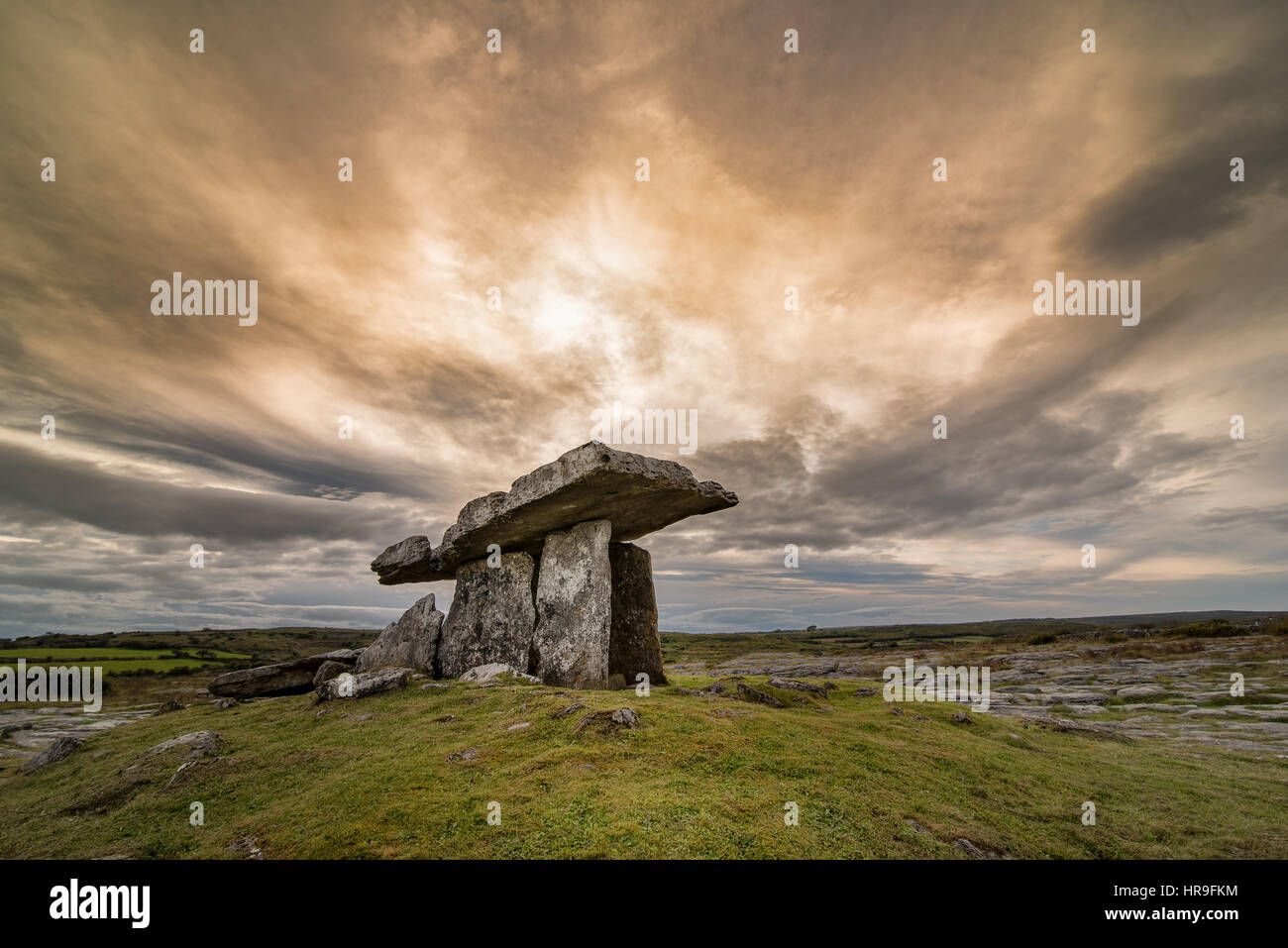 Poulnabrone, befindet sich in Irland Portal Grab in die Burren, County Clare, Irland Stockfoto