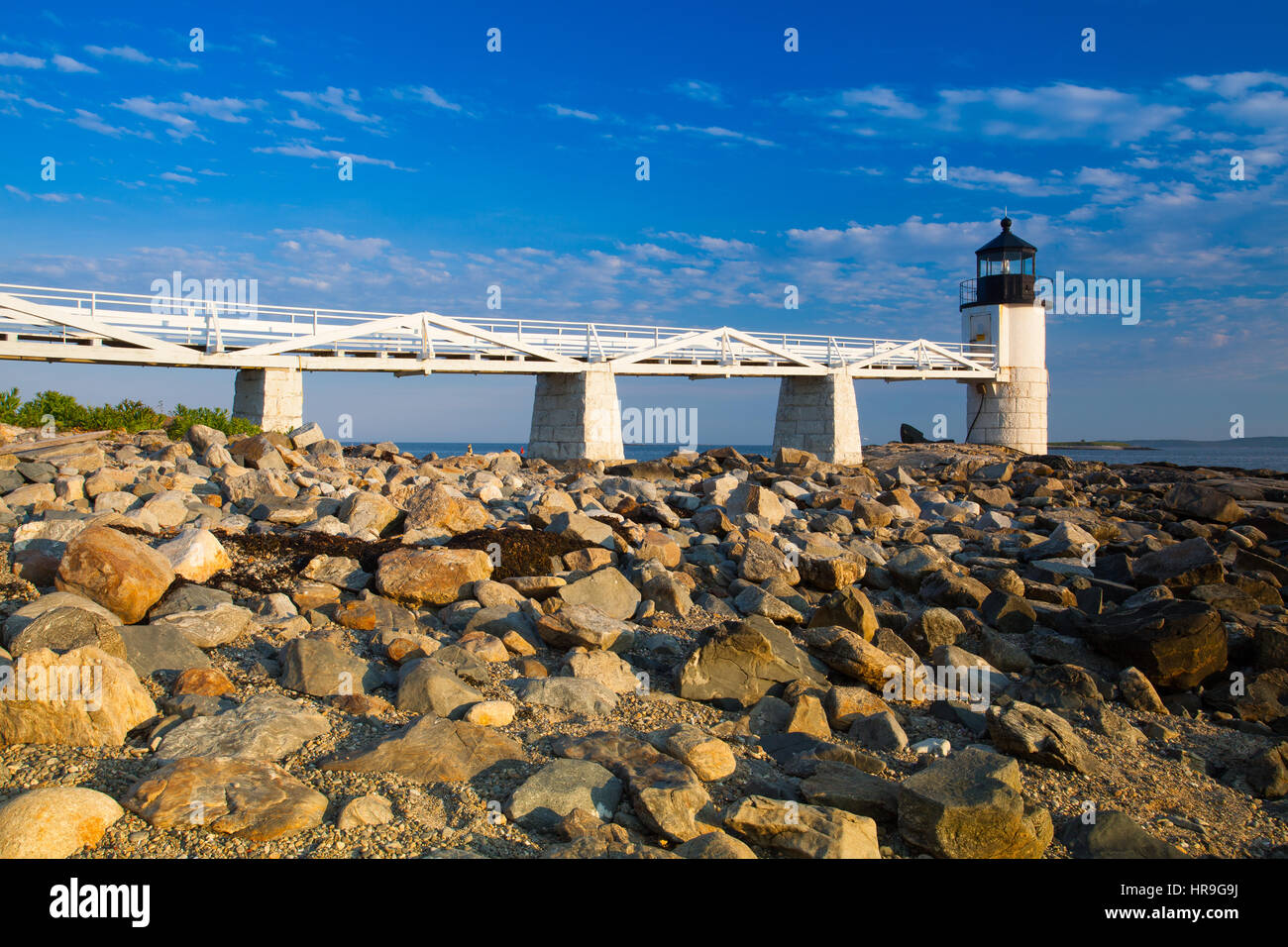 Marshall Point Light von der felsigen Küste von Port Clyde, Maine gesehen. Stockfoto