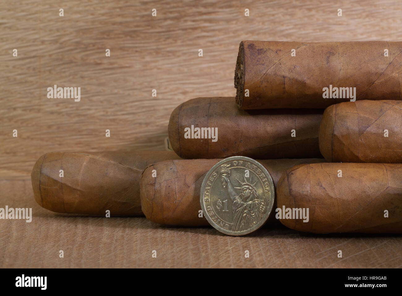 Luxus kubanische Zigarren mit US-Dollar auf dem Holztisch. Stockfoto