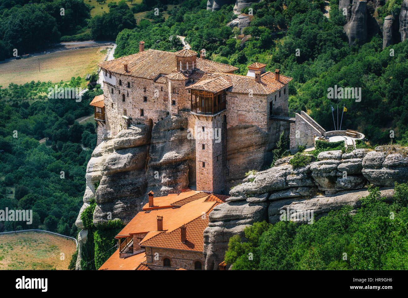 Berglandschaft mit Meteora Felsen und Kloster Roussanou, Landschaft Platzieren der Klöster auf den Felsen, orthodoxen religiösen griechischen Wahrzeichen in Thessal Stockfoto