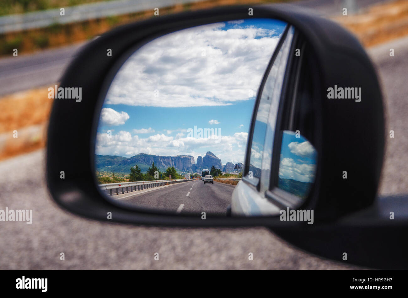 Berge von Meteora und Thessalien Tal gesehen am Rückspiegel des Autos, Griechenland Stockfoto