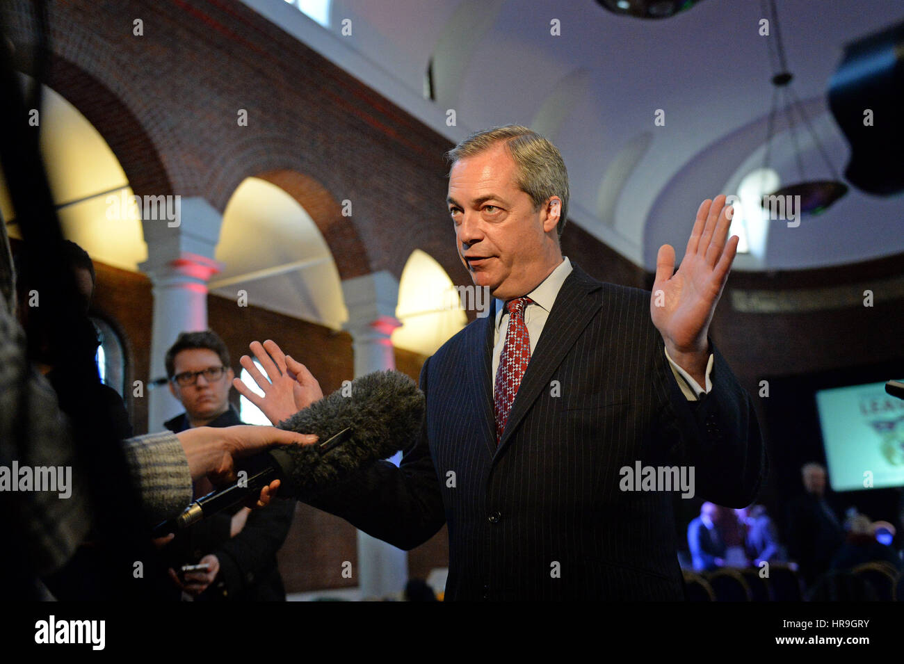 Die UKIP ehemalige Führer Nigel Farage während einer Pressekonferenz im Zentrum von London mit Owen Paterson wo sie einen Vortrag über die Auswirkungen der Austritt auf die Fischereiindustrie ins Leben gerufen. Stockfoto