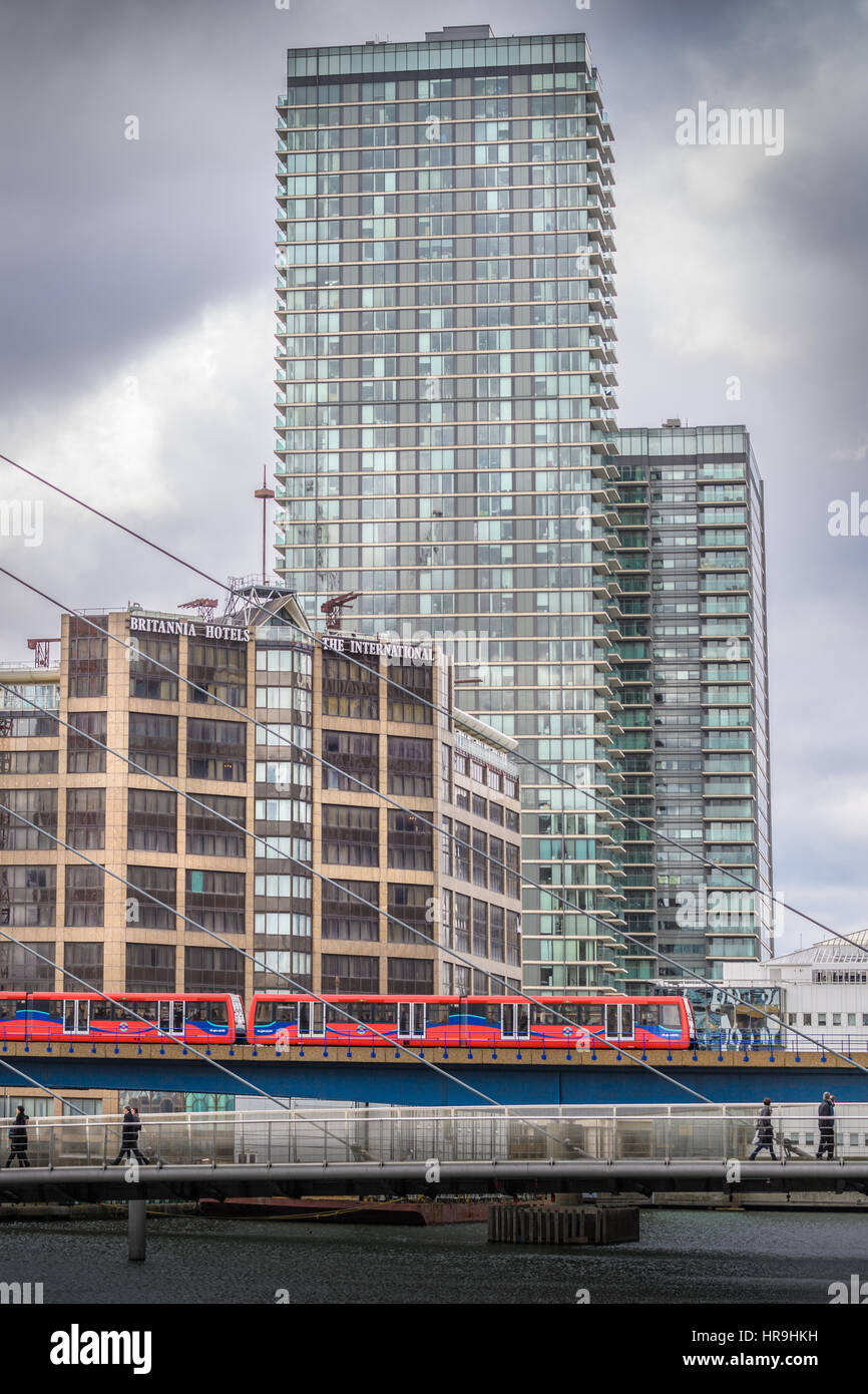 Traain auf der DLR, Canary Wharf, London, einer der beiden Finanzplätze der Stadt. Stockfoto