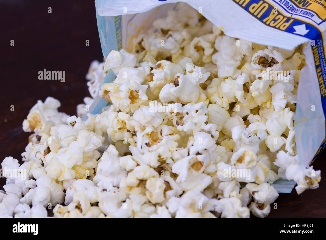 Mikrowellen-Popcorn in einer Tasche Stockfoto