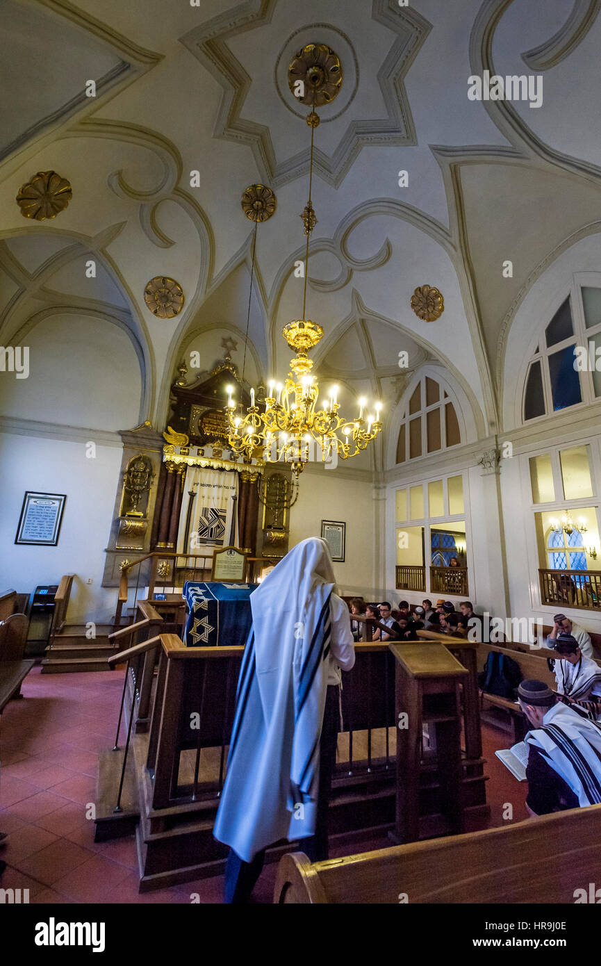 Inerior der Synagoge während der Zeremonie Stockfoto