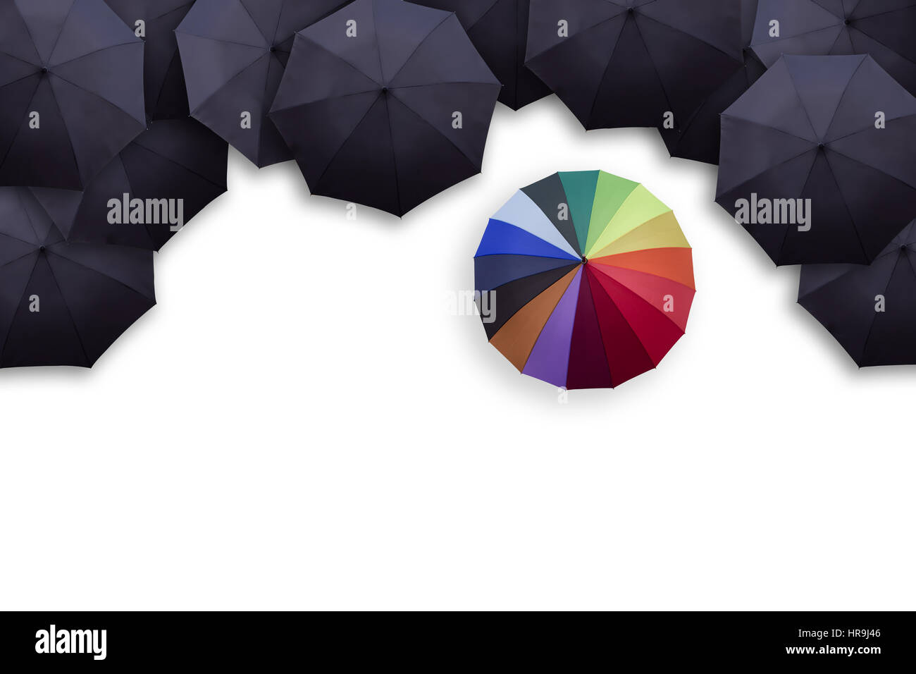 Hell verschiedene Regenschirm bei schwarz Stockfoto