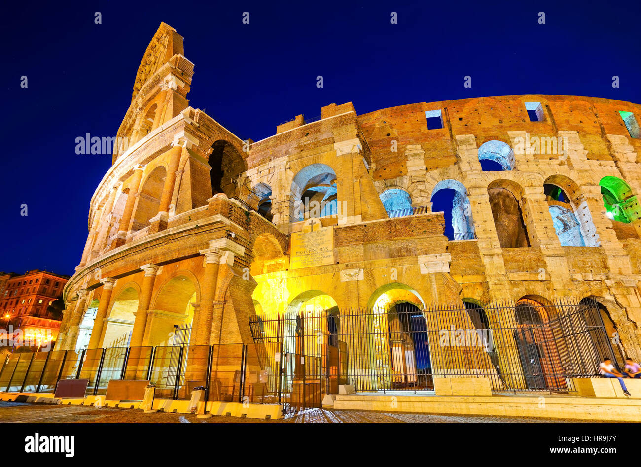 Ansicht des Kolosseums in der Nacht in Rom, Italien Stockfoto