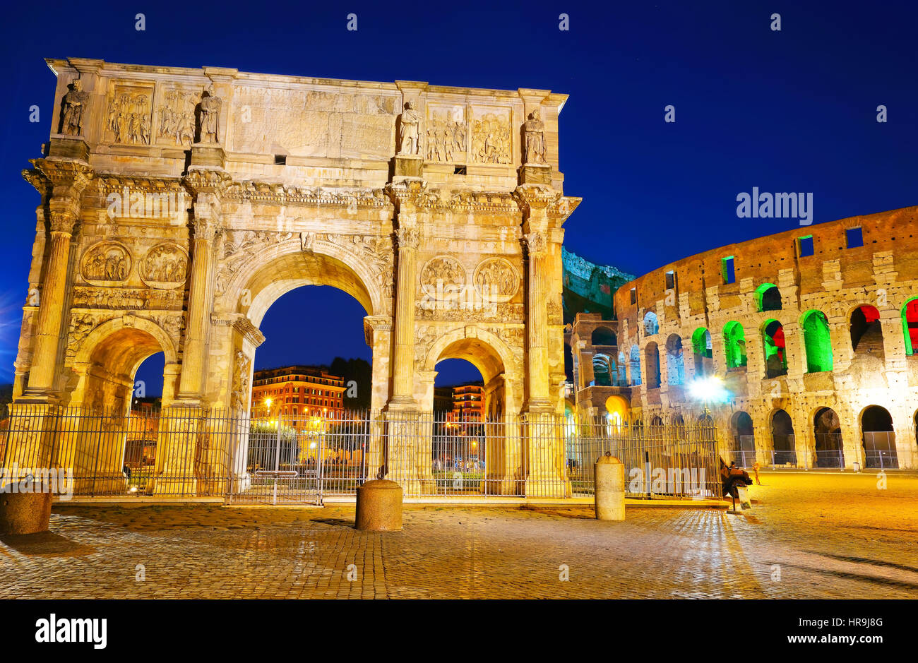 Blick auf den Triumphbogen des Konstantin und Kolosseum in der Nacht in Rom, Italien Stockfoto