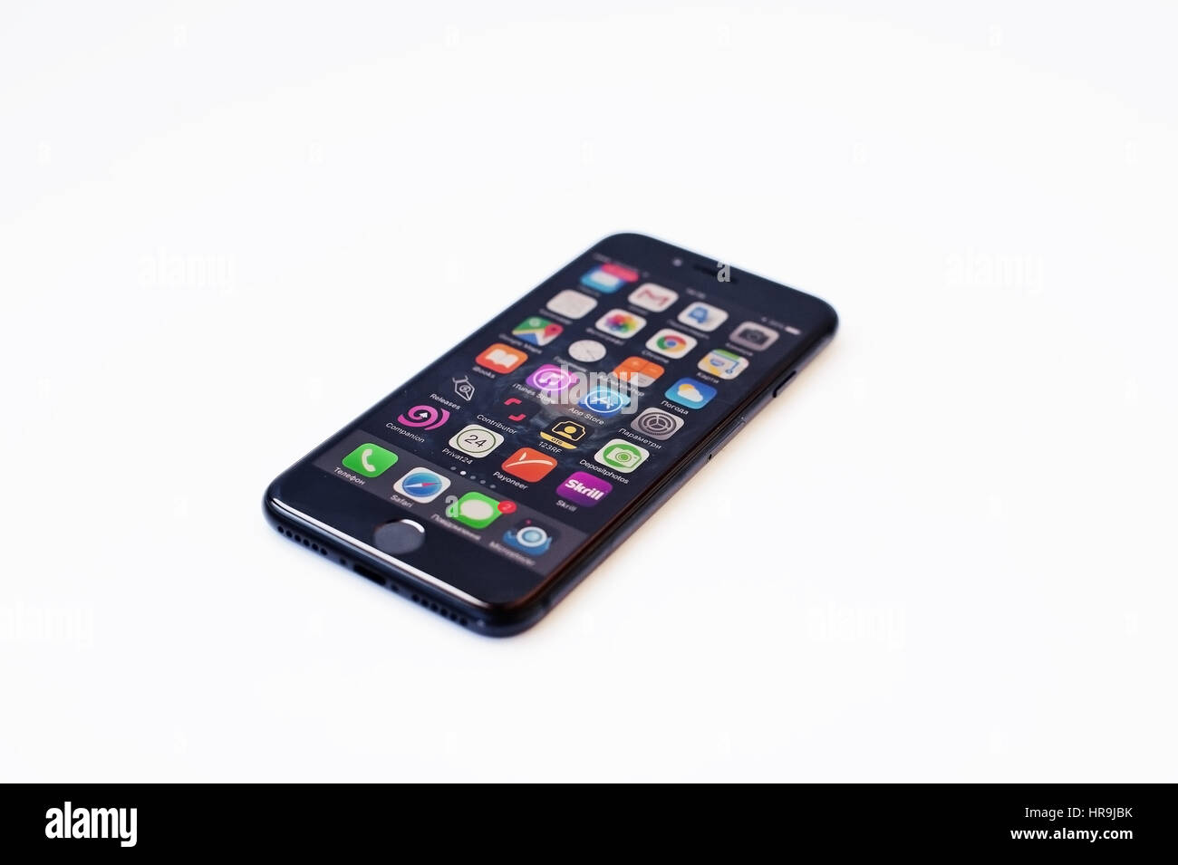 Hai, Ukraine - 28. Februar 2017: Apple Iphone 7 Display mit Programmen auf IOS isoliert auf weißem Hintergrund. Stockfoto