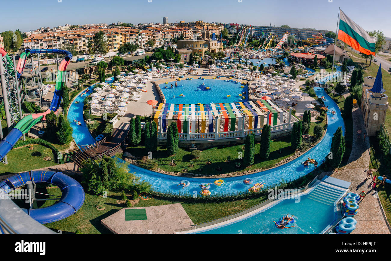 SUNNY BEACH, Bulgarien, SEP 1, 2015: Panoramablick auf Wasserpark Action in  Sonnenstrand mit Rutschen und Pools für Kinder und Erwachsene  Stockfotografie - Alamy