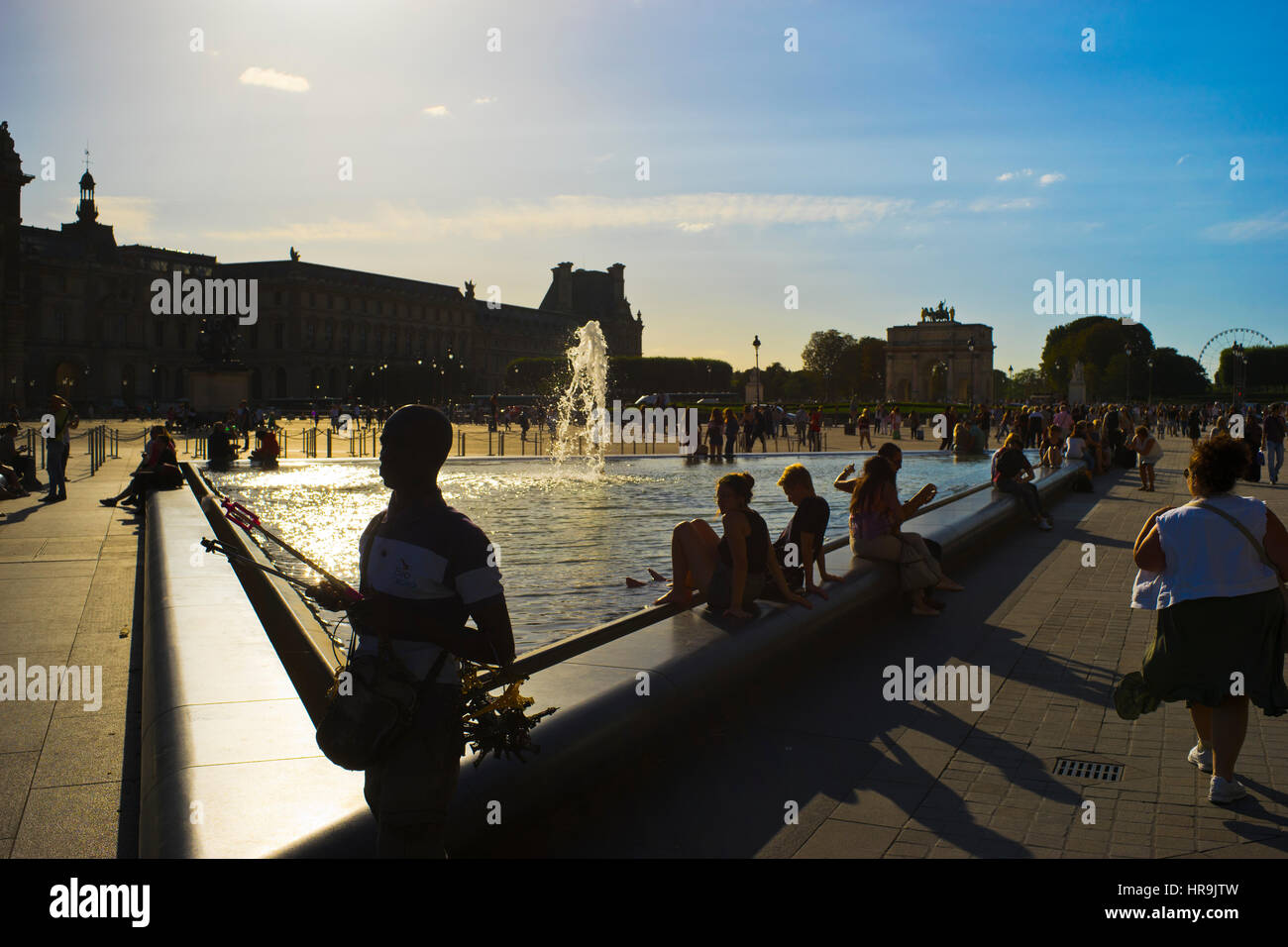 Louvre Ort bei Touristen an einem sonnigen Nachmittag Stockfoto