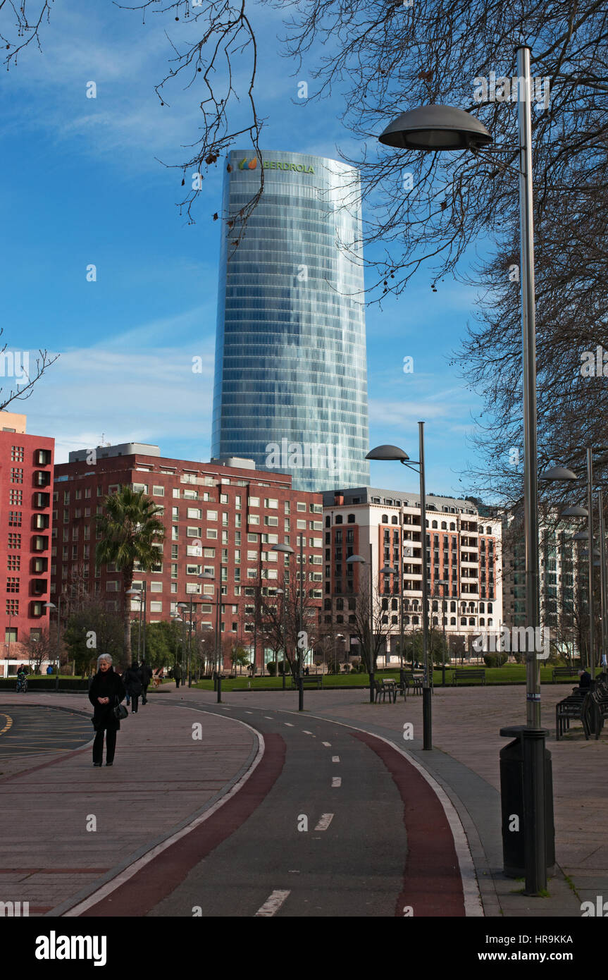 Bilbao, Baskenland, Spanien: Blick auf die Paläste in der Skyline von Bilbao aus einem Radweg gesehen Stockfoto