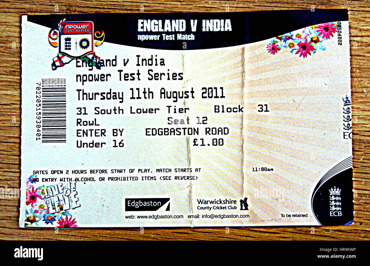 Bric-a-brac - einschließlich alte Erinnerungsstücke aus der Welt des Sports, vintage Comics/Zeitschriften, Krüge, Flaschen, Aschenbecher und andere Objekte. Stockfoto