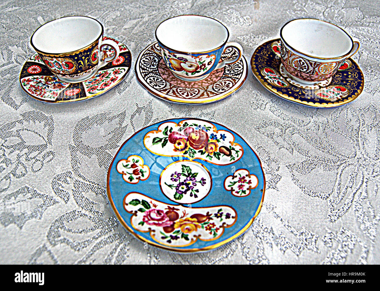 Bric-a-brac - einschließlich alte Erinnerungsstücke aus der Welt des Sports, vintage Comics/Zeitschriften, Krüge, Flaschen, Aschenbecher und andere Objekte. Stockfoto