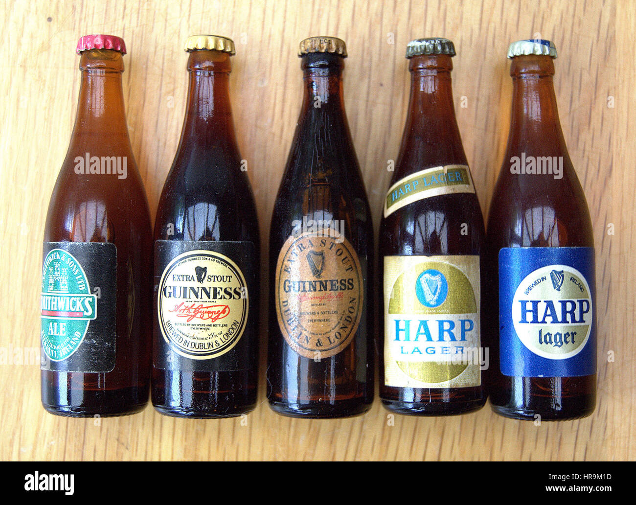 Bric-a-brac - einschließlich alte Erinnerungsstücke aus der Welt des Sports, vintage Comics/Zeitschriften, Krüge, Flaschen, Aschenbecher und andere Objekte. Stockfoto