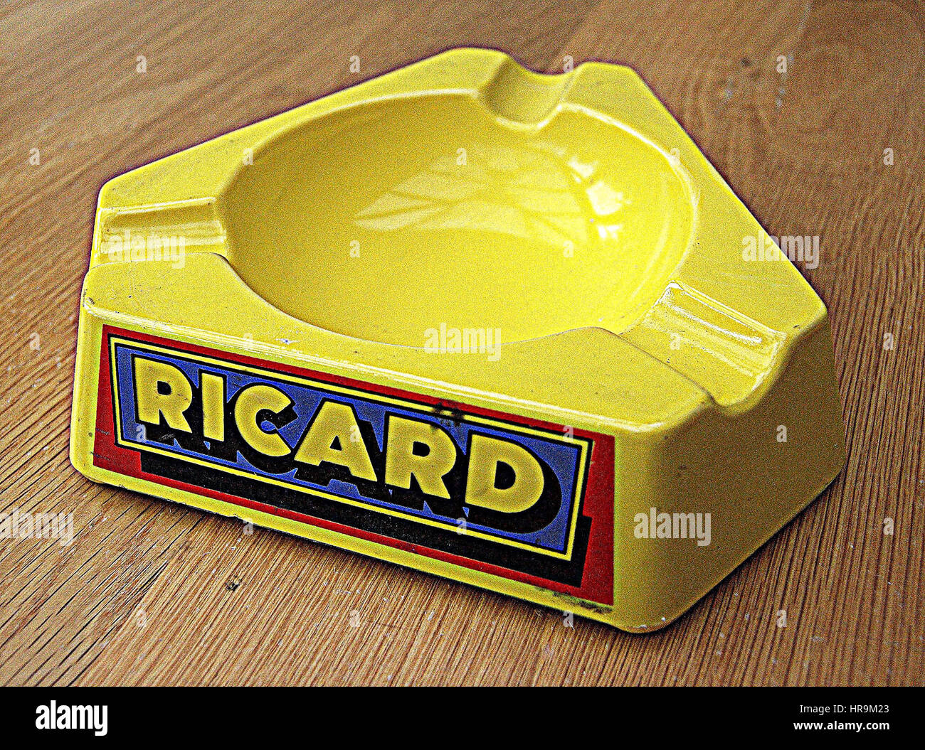 Bric-a-brac - einschließlich alte Erinnerungsstücke aus der Welt des Sports, vintage Comics/Zeitschriften, Krüge, Flaschen, Aschenbecher und andere Objekte. Stockfoto