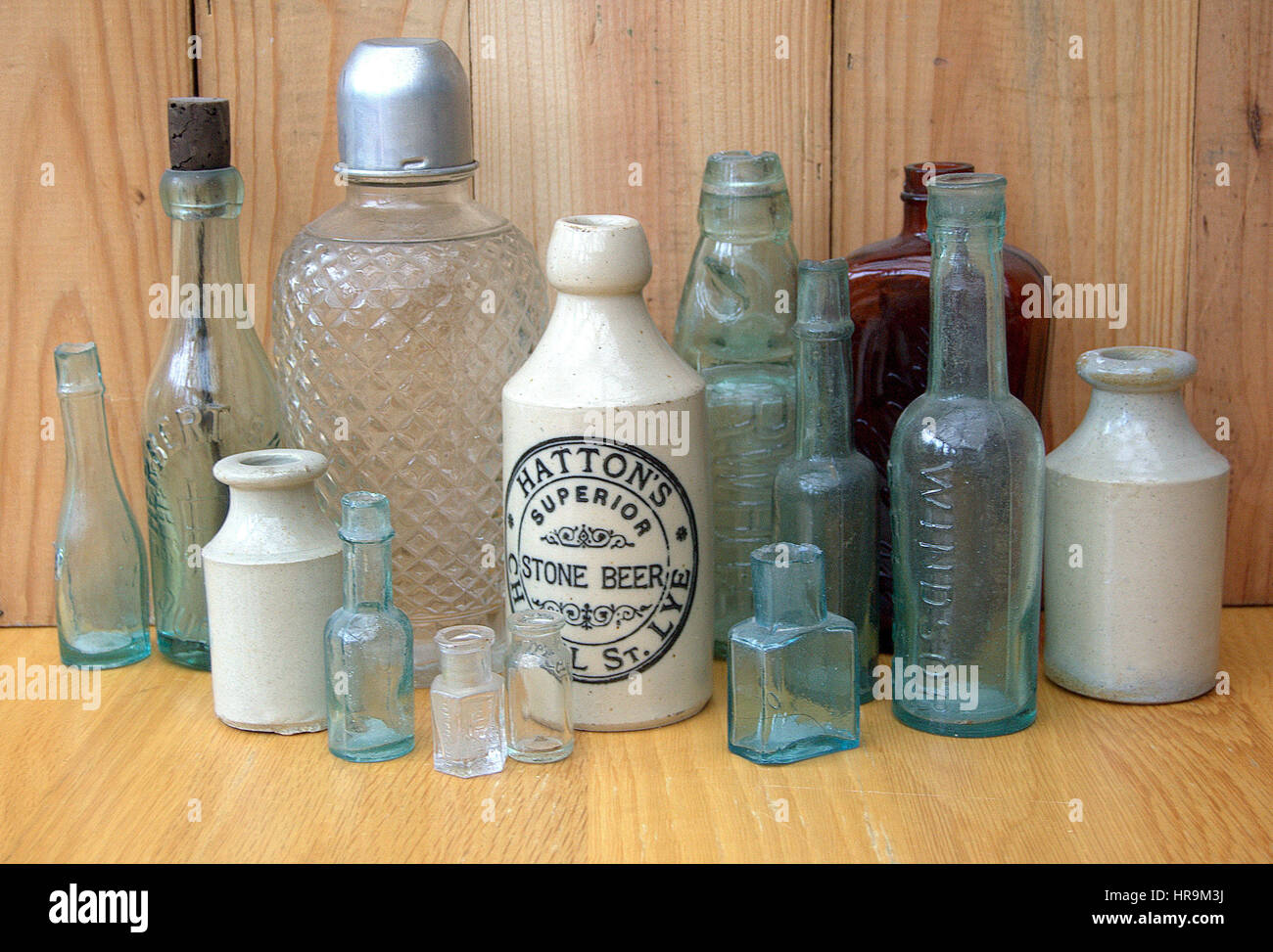 Bric-a-brac - einschließlich alte Erinnerungsstücke aus der Welt des Sports, vintage Comics/Zeitschriften, Krüge, Flaschen, Aschenbecher und andere Objekte. Stockfoto