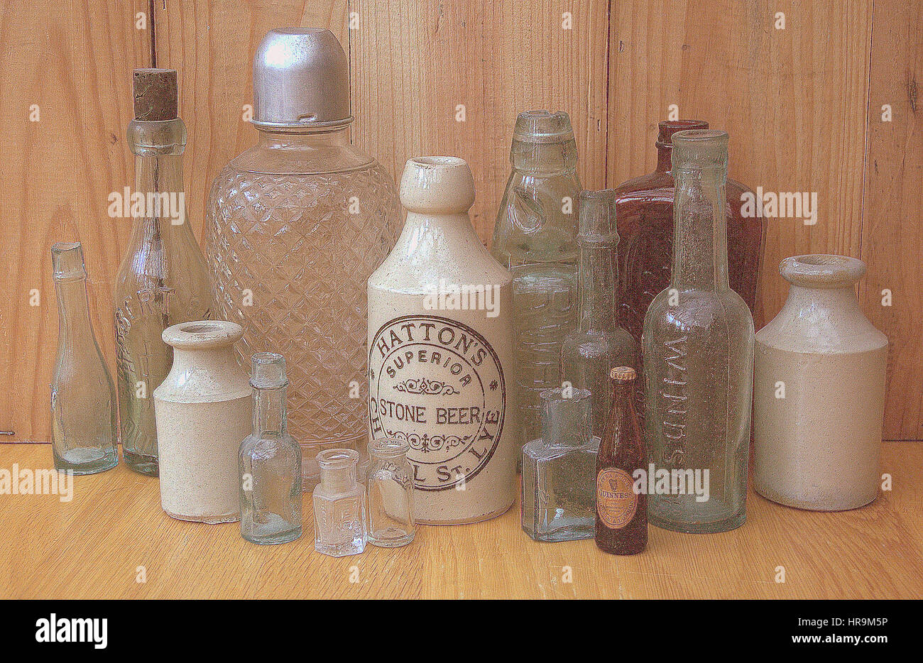 Bric-a-brac - einschließlich alte Erinnerungsstücke aus der Welt des Sports, vintage Comics/Zeitschriften, Krüge, Flaschen, Aschenbecher und andere Objekte. Stockfoto