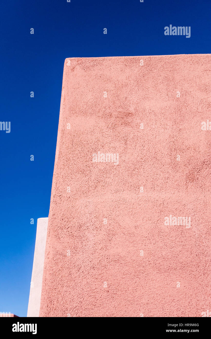 Adobe-Außenwände und blauer Himmel. Stockfoto