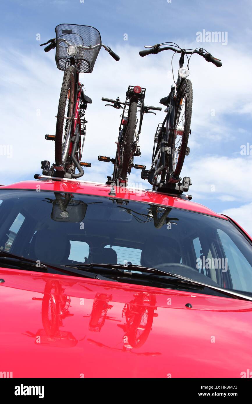 HeckFahrradträger auf dem Dach rote Autos Stockfotografie Alamy