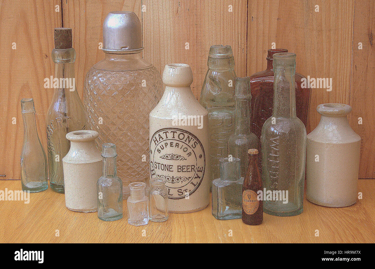 Bric-a-brac - einschließlich alte Erinnerungsstücke aus der Welt des Sports, vintage Comics/Zeitschriften, Krüge, Flaschen, Aschenbecher und andere Objekte. Stockfoto